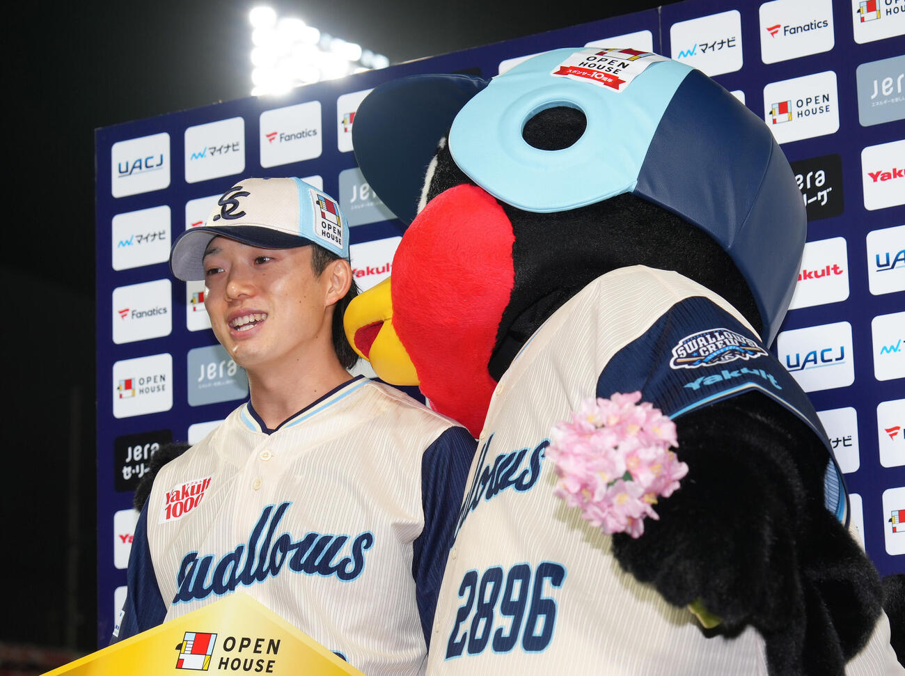 ヤクルト対巨人　お立ち台でつば九郎に祝福に笑顔を見せるヤクルト長岡（撮影・足立雅史）