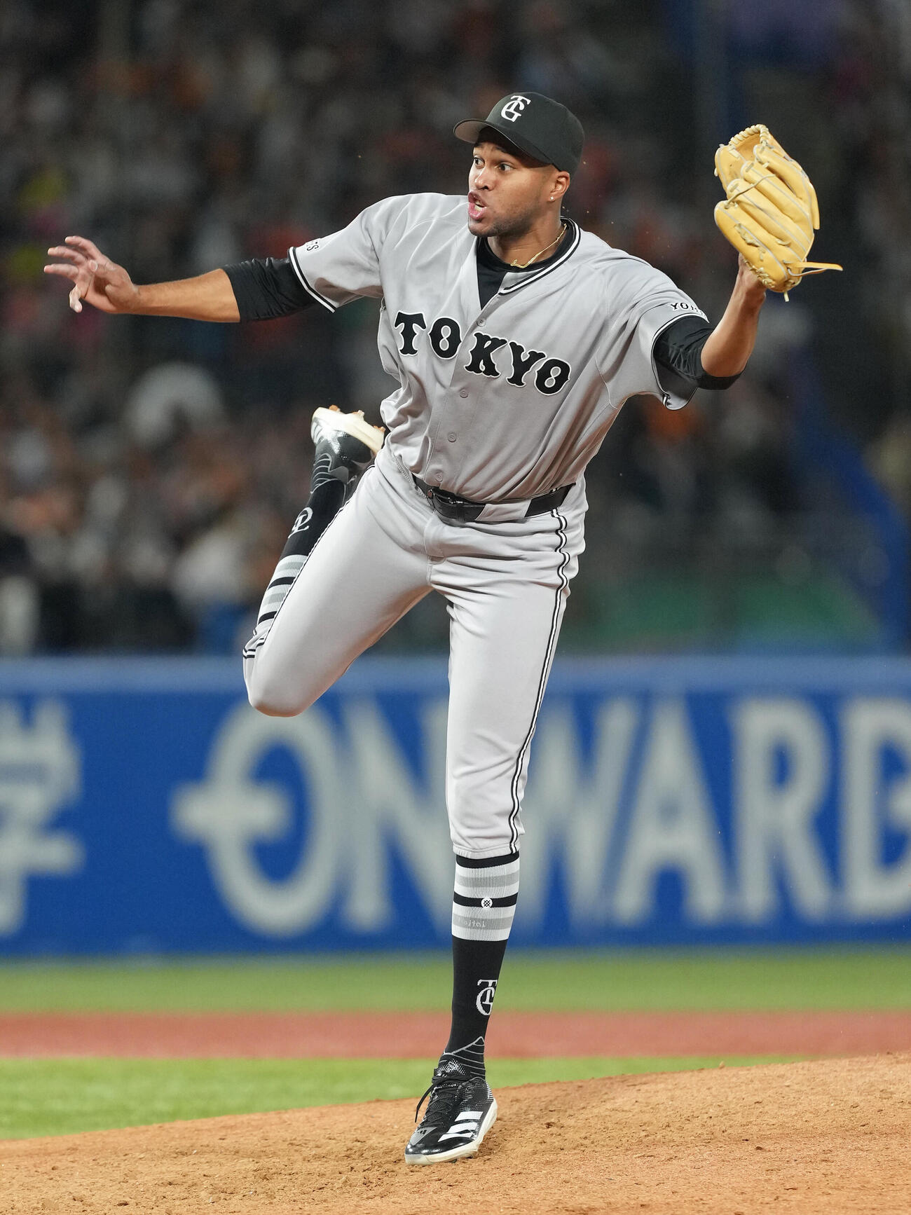 ヤクルト対巨人　9回から登板した巨人マルティネス（撮影・足立雅史）