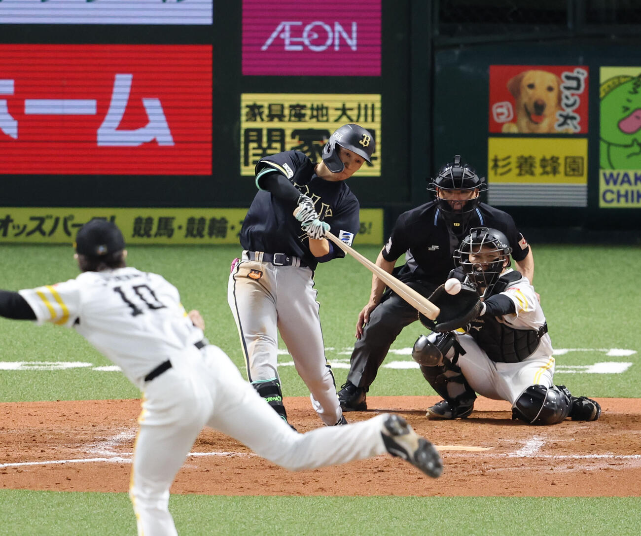 ソフトバンク対オリックス　9回表オリックス1死、西川は中前打を放つ（撮影・梅根麻紀）