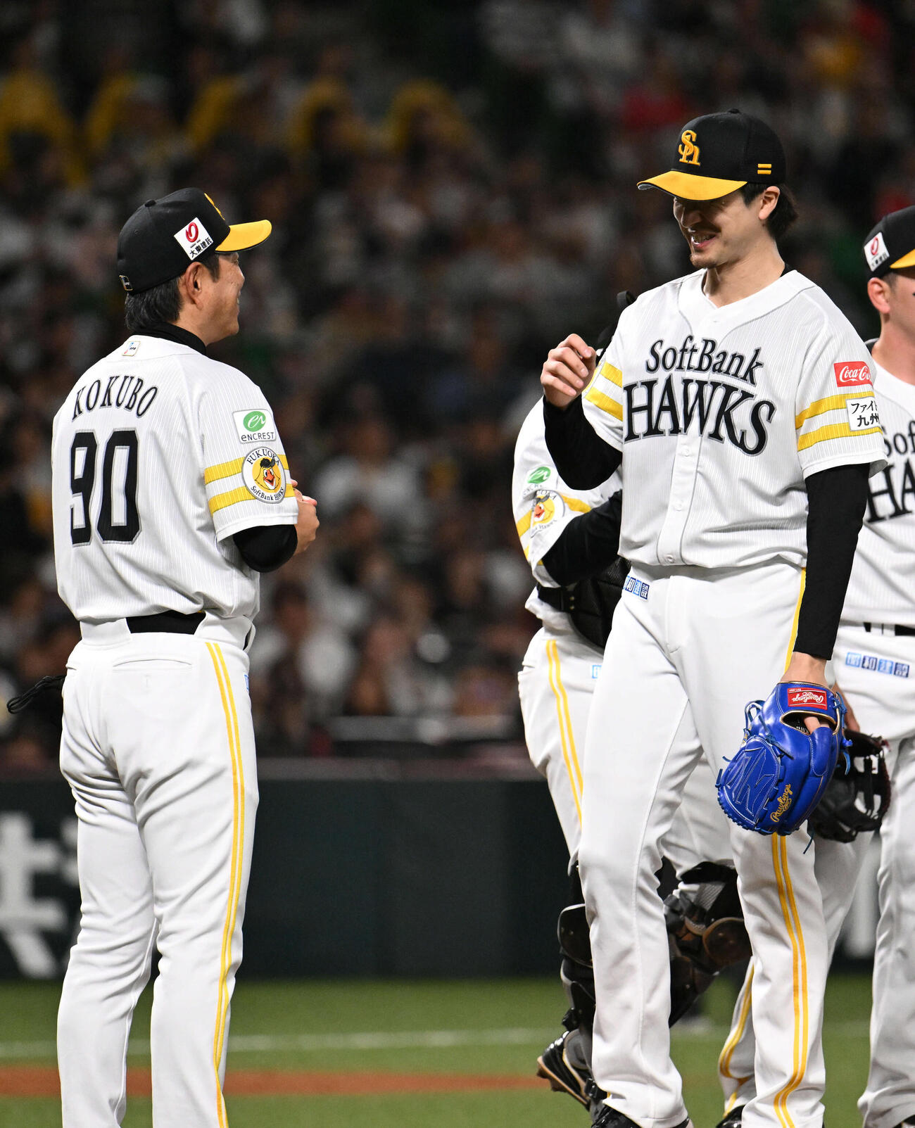 ソフトバンク対オリックス　9回表オリックス1死一塁、降板する上沢（右）左は小久保監督（撮影・林敢治）
