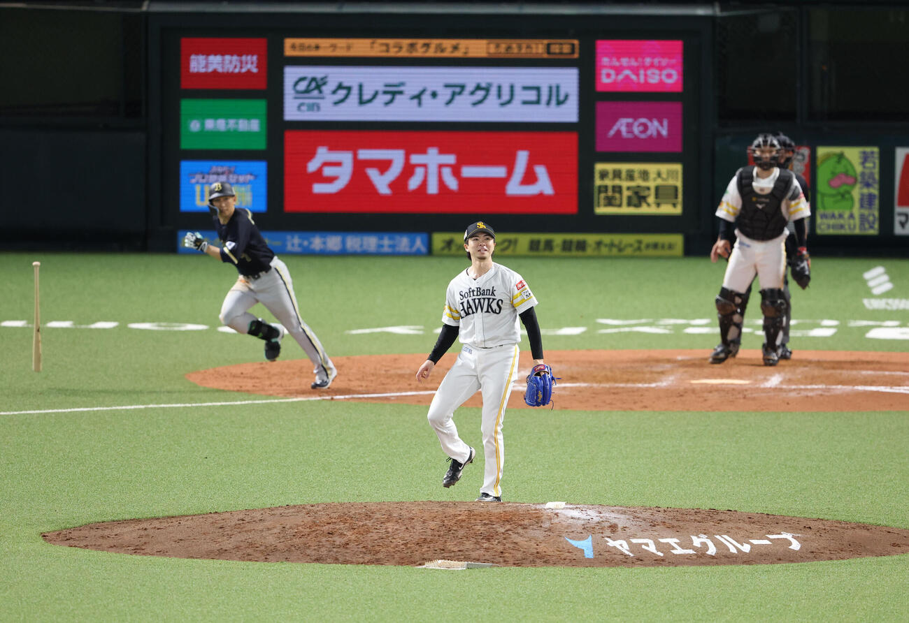 ソフトバンク対オリックス　9回表オリックス1死、西川に中前打を浴びた上沢（撮影・梅根麻紀）
