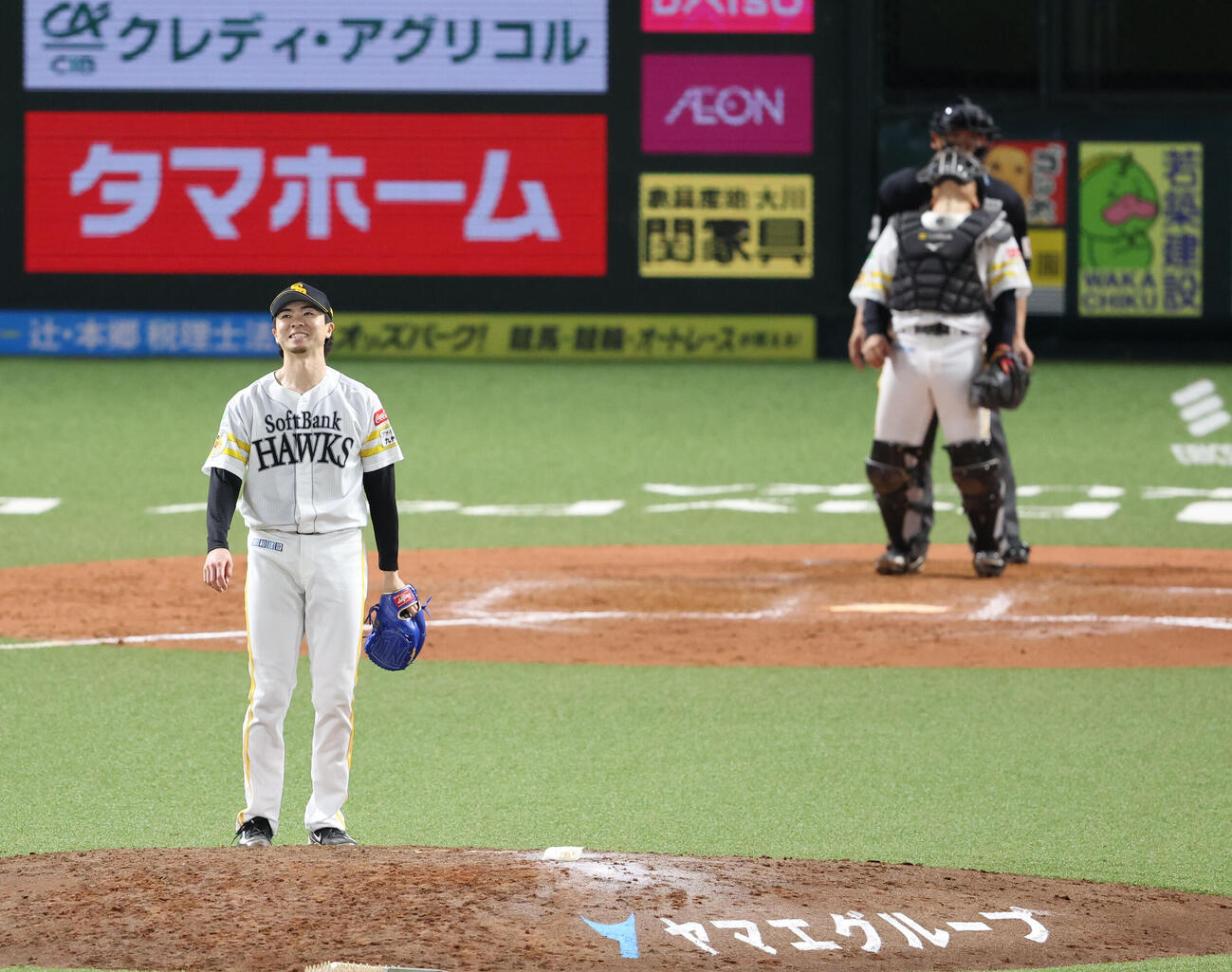 ソフトバンク対オリックス　9回表オリックス1死、西川に中前打を浴びた上沢は外野のほうを見ながら笑顔（撮影・梅根麻紀）