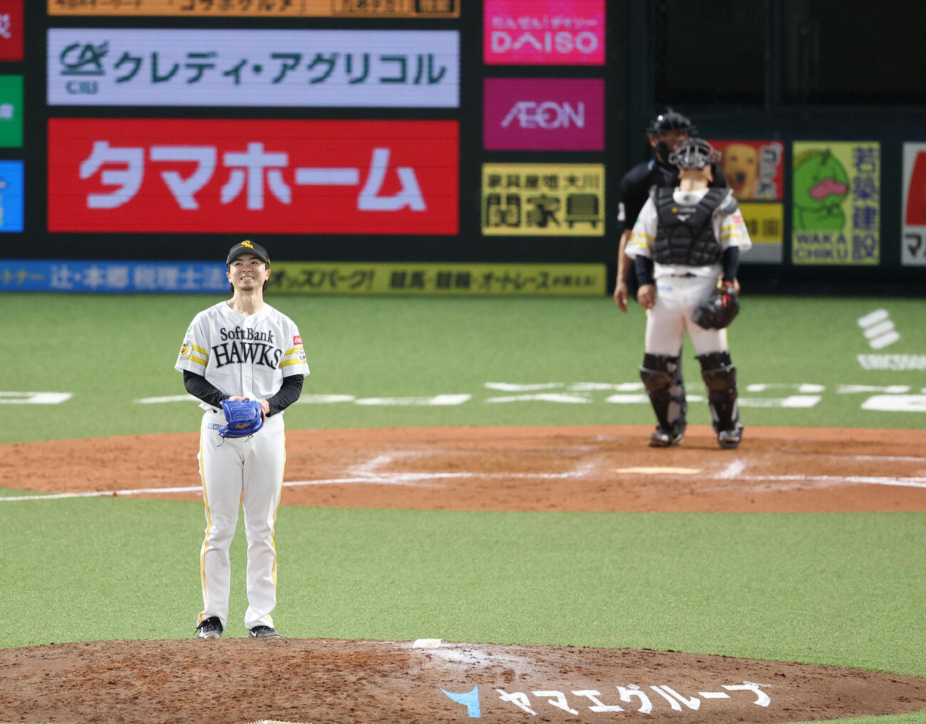 ソフトバンク対オリックス　9回表オリックス1死、西川に中前打を浴びた上沢は外野のほうを見ながら笑顔（撮影・梅根麻紀）