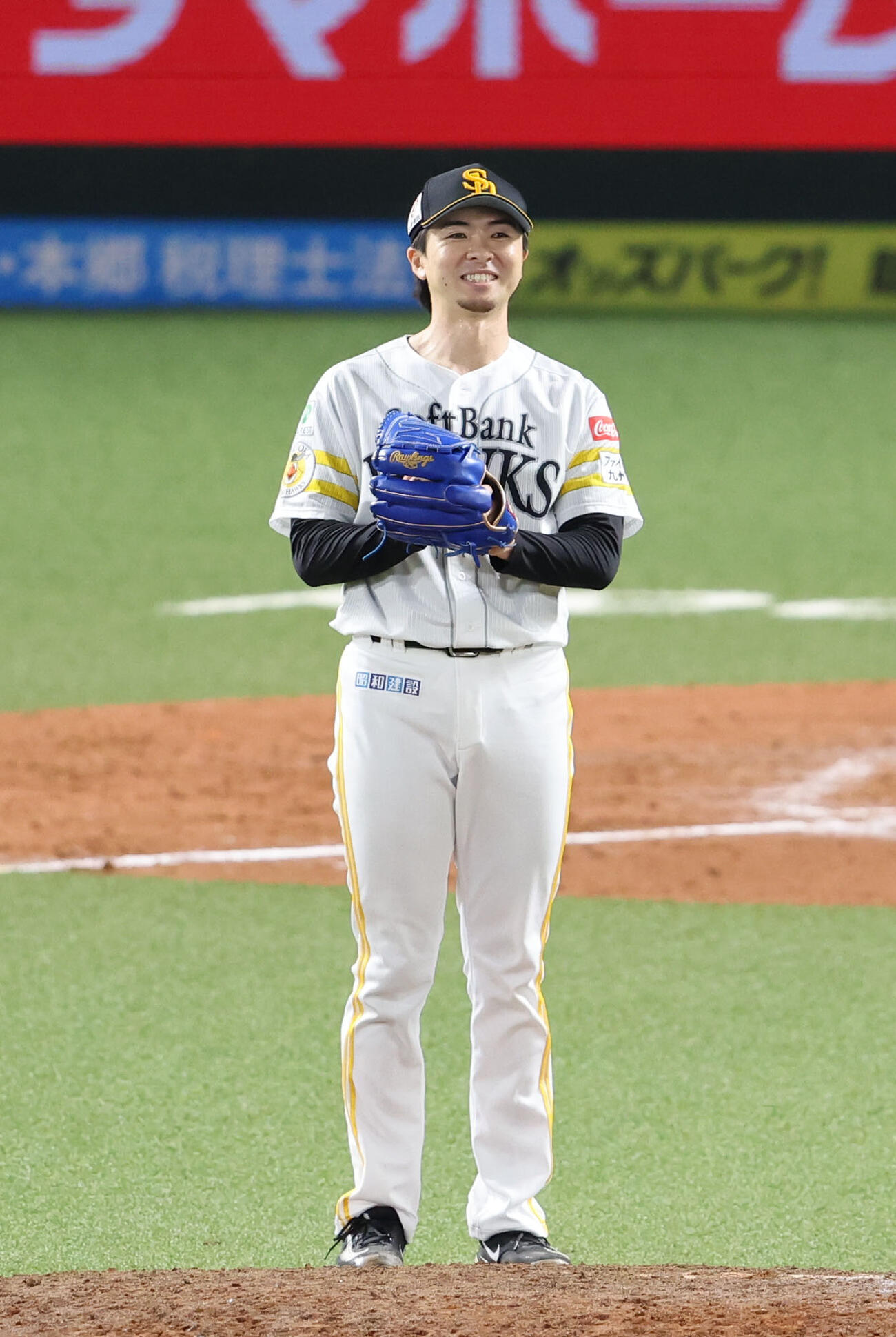ソフトバンク対オリックス　9回表オリックス1死、西川に中前打を浴びた上沢は外野のほうを見ながら笑顔（撮影・梅根麻紀）