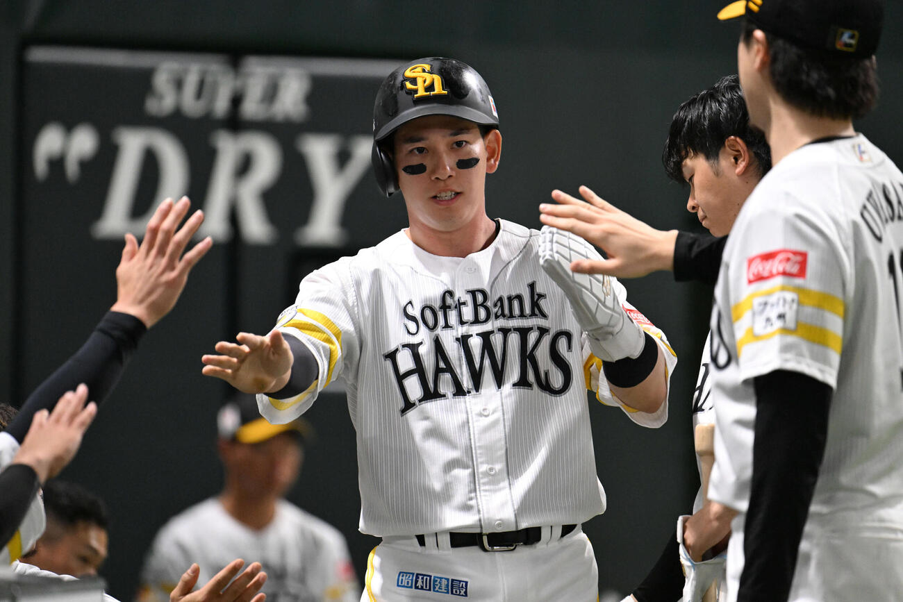 ソフトバンク対オリックス　7回裏ソフトバンク2死一、二塁、山川の適時打で生還した栗原（中央）（撮影・林敢治）