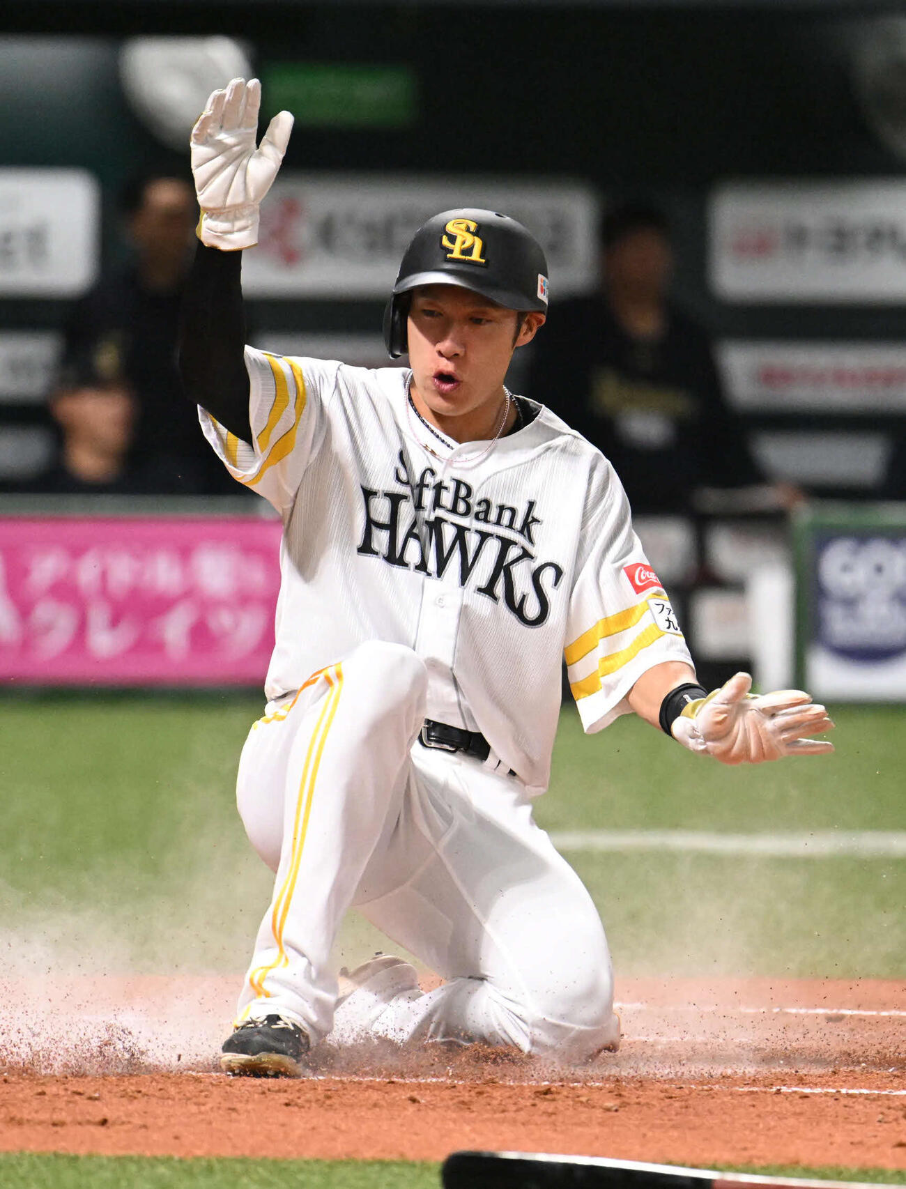 ソフトバンク対オリックス　1回裏ソフトバンク2死満塁、柳町の適時打で本塁に滑り込む柳田（撮影・林敢治）