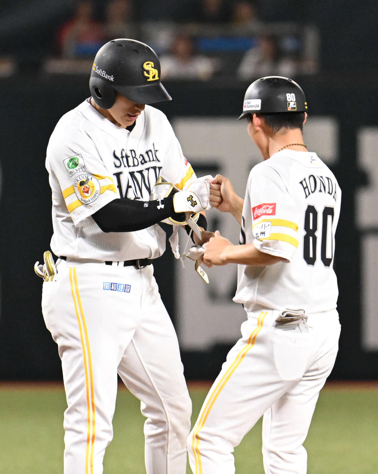 ソフトバンク対オリックス　1回裏ソフトバンク2死一塁、柳田（左）は二塁打を放つ（撮影・林敢治）