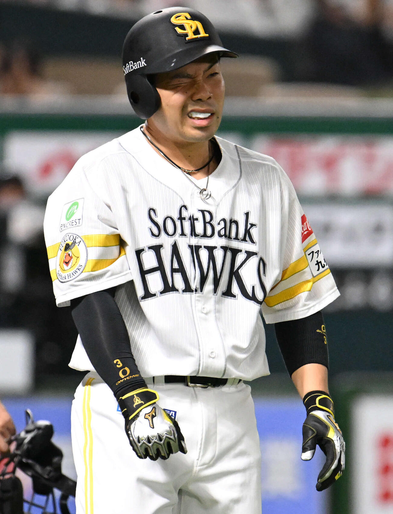 ソフトバンク対オリックス　1回裏ソフトバンク1死、近藤は死球を受ける（撮影・林敢治）