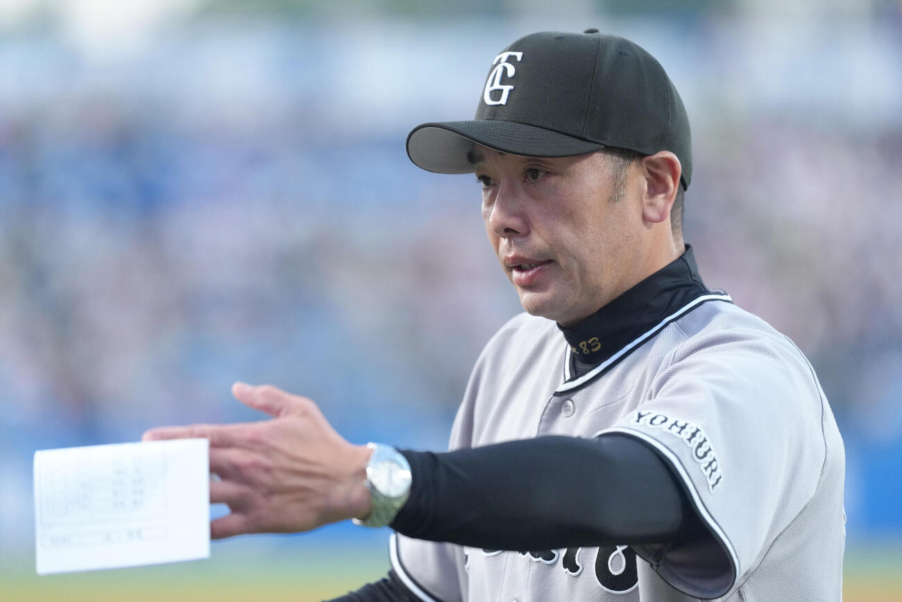 ヤクルト対巨人　メンバー表の交換を行った巨人阿部監督（撮影・足立雅史）