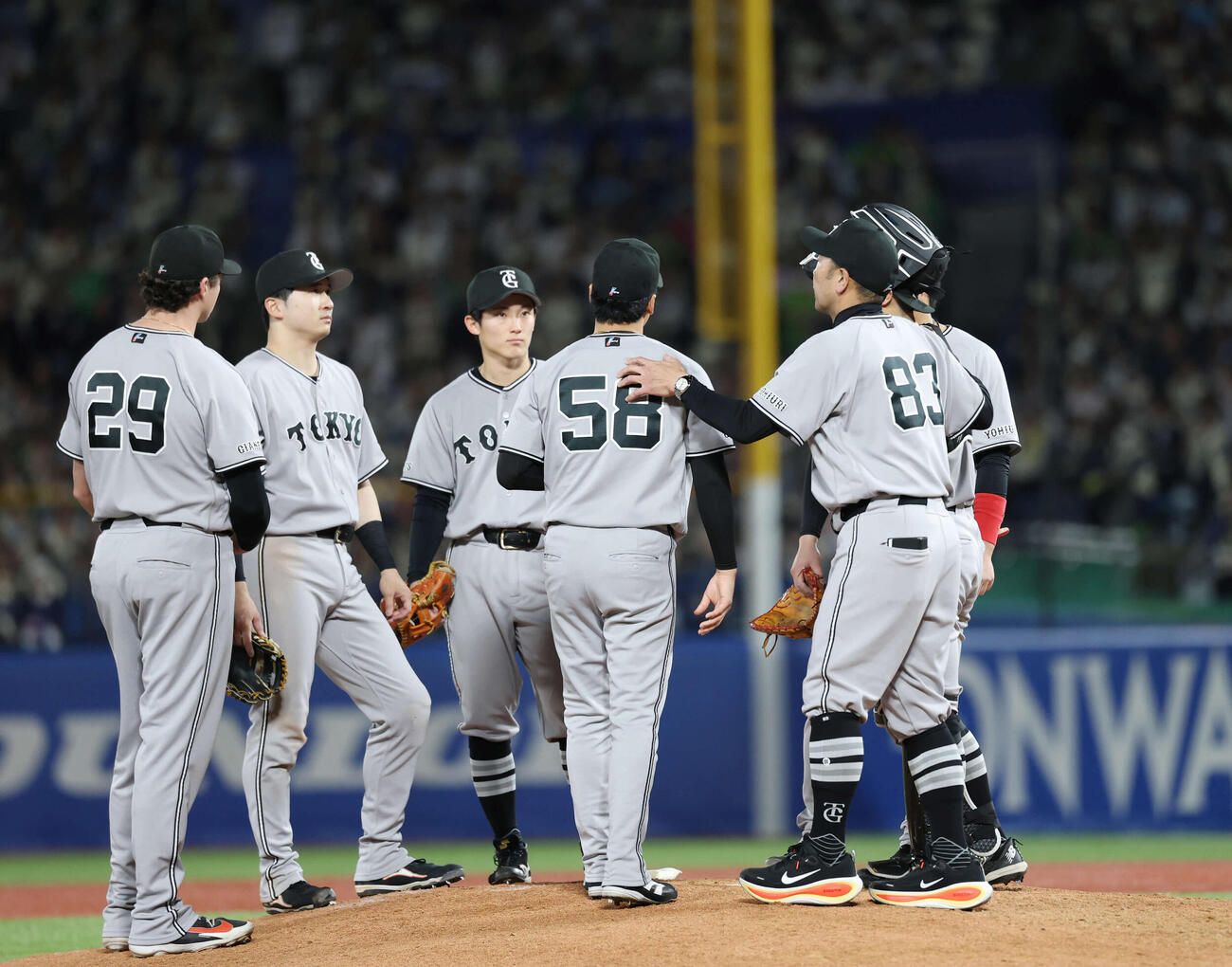 ヤクルト対巨人　7回裏ヤクル21死満塁、4番手で登板した船迫（中央）と山瀬（右）の肩をたたく阿部監督（撮影・増田悦実）