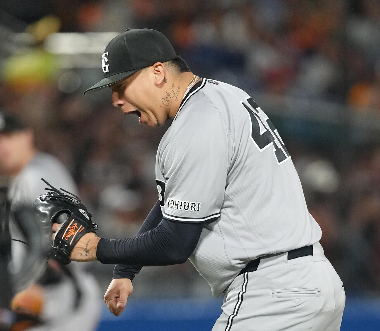 ヤクルト対巨人　6回裏ヤクルトの攻撃を3者凡退に抑えガッツポーズする巨人マタ（撮影・足立雅史）