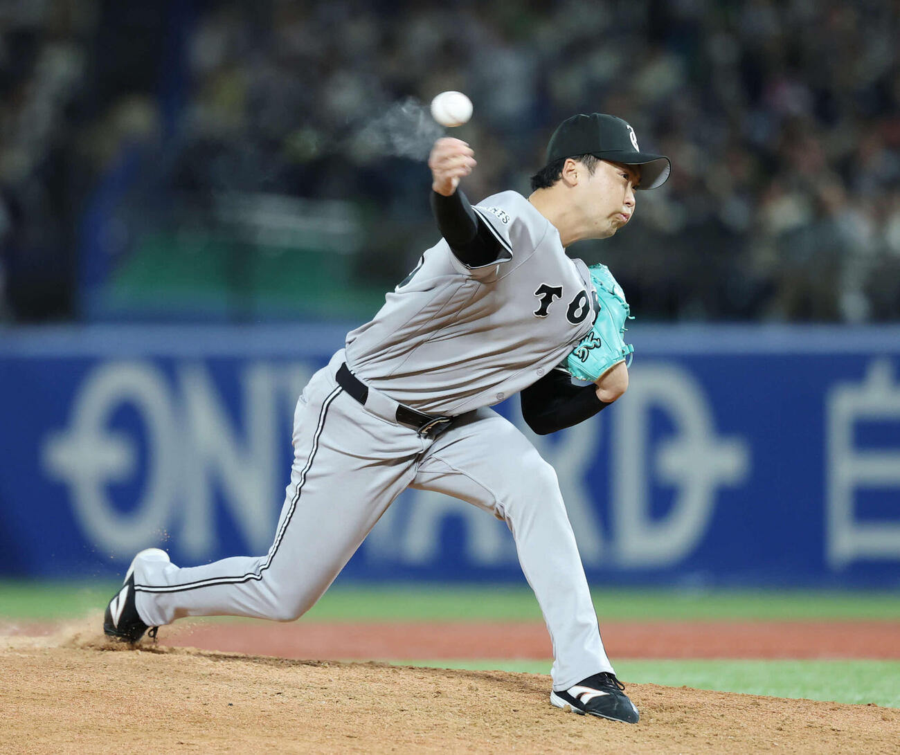 ヤクルト対巨人　巨人4番手で登板し力投する船迫（撮影・増田悦実）