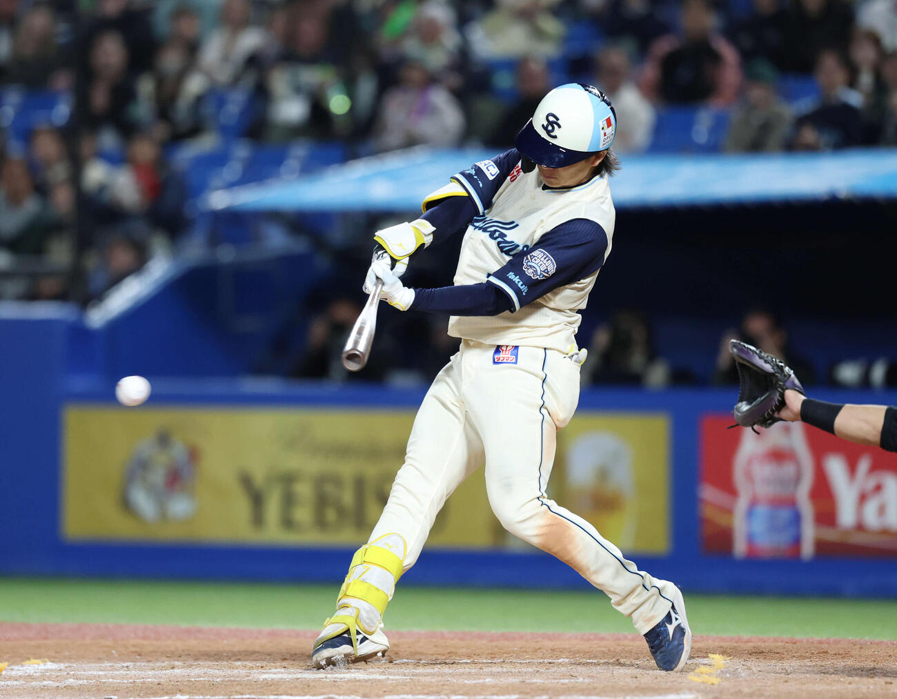 ヤクルト対巨人　9回裏ヤクルト1死三塁、サヨナラの安打を放つ長岡（撮影・増田悦実）
