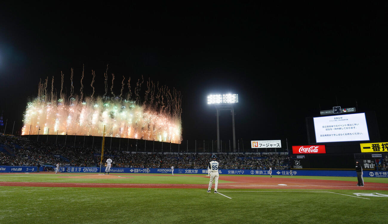 ヤクルト対巨人　9回裏ヤクルト1死三塁、MUFG国立競技場から花火が上がり試合が一時中断する（撮影・足立雅史）