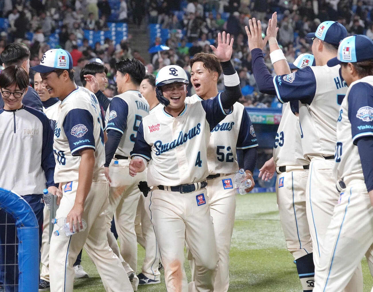 ヤクルト対巨人　サヨナラの生還を果たし、祝福されるヤクルト丸山和（中央）（撮影・足立雅史）