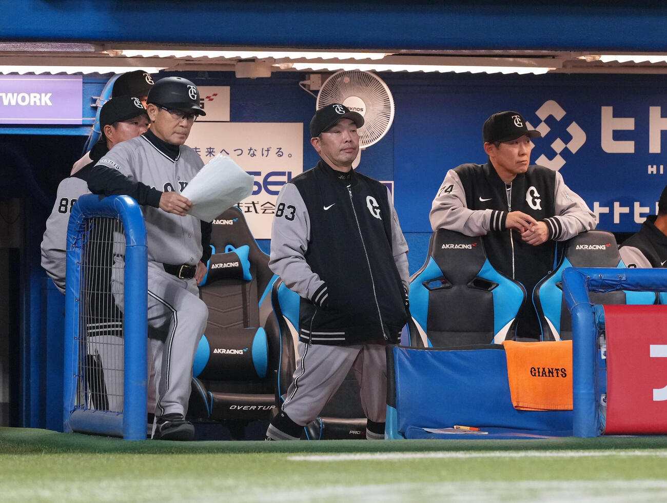 ヤクルト対巨人　9回、ベンチで厳しい表情を見せる巨人阿部監督（中央）（撮影・足立雅史）