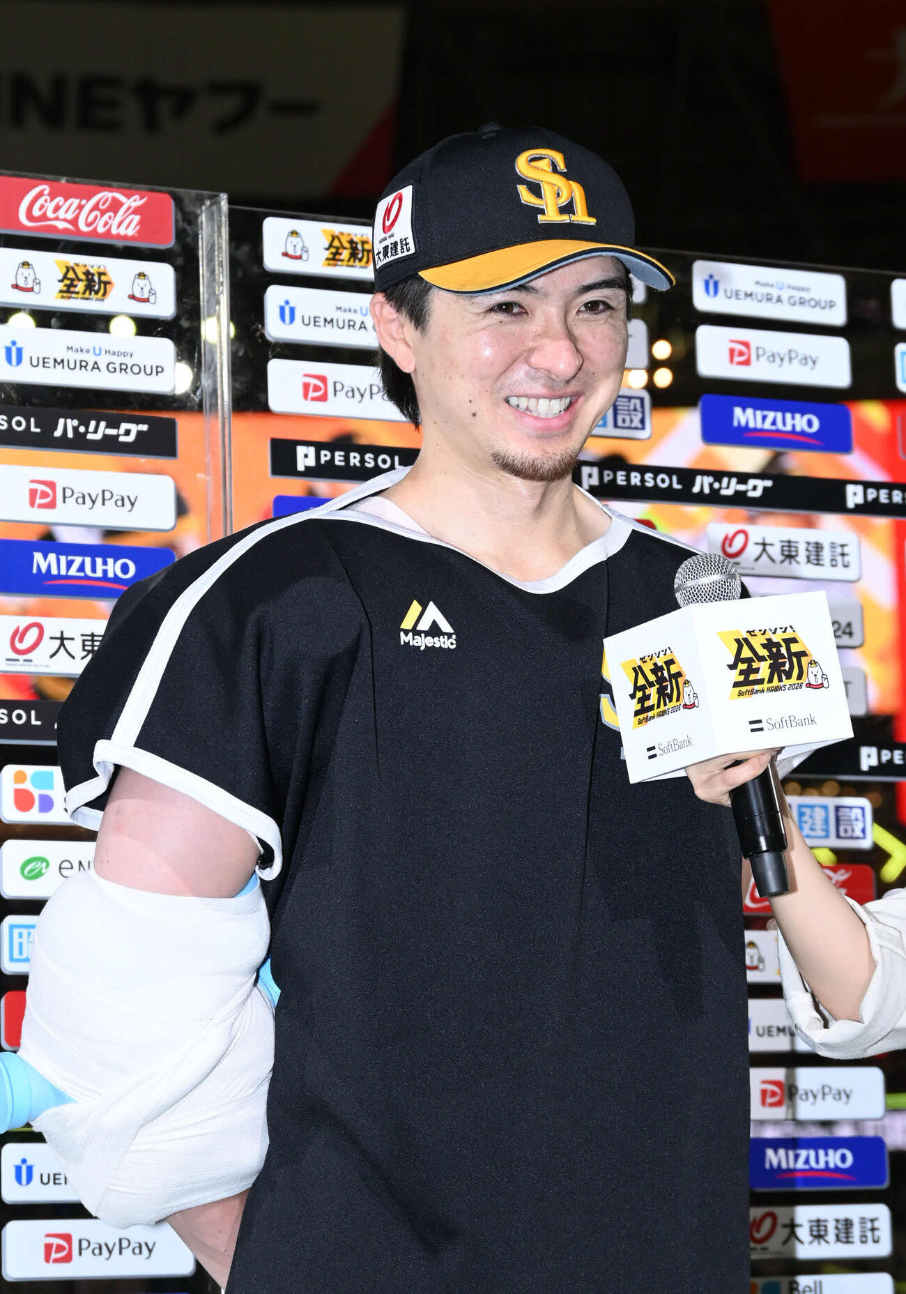 ソフトバンク対オリックス　笑顔でヒーローインタビューに応じる上沢（撮影・林敢治）