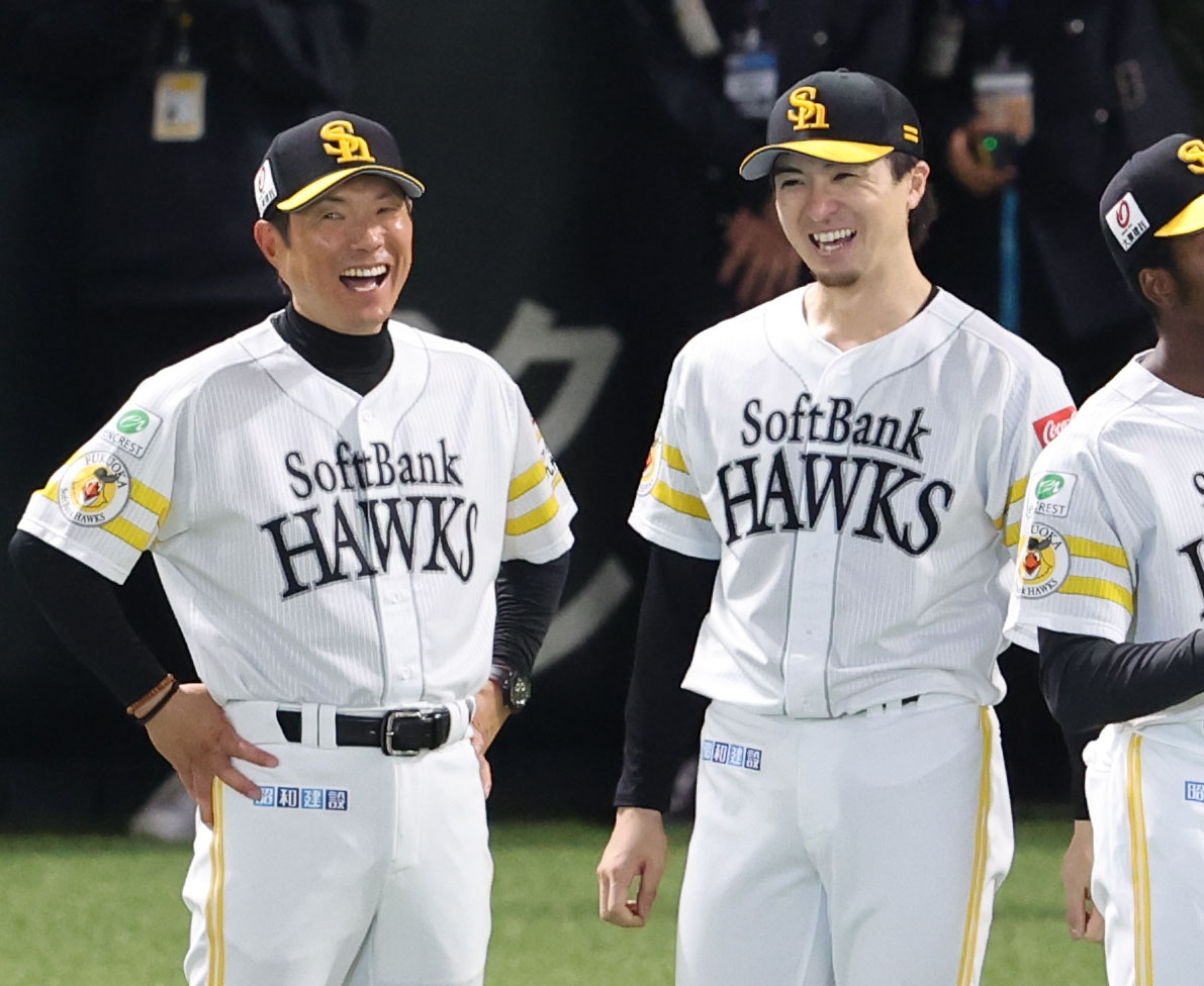 ソフトバンク対オリックス　勝利投手になった上沢に笑顔を向ける小久保監督（撮影・梅根麻紀）