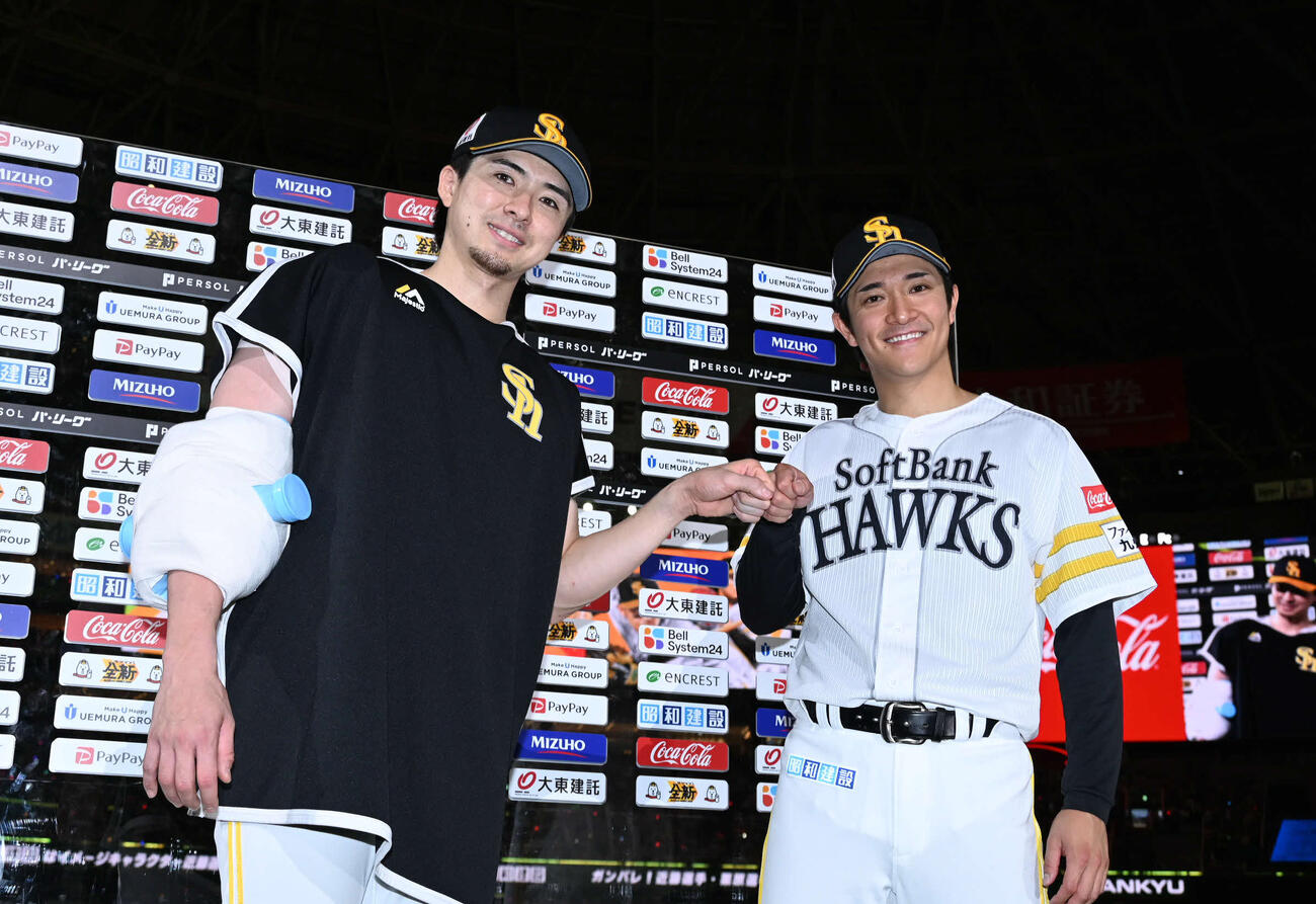 ソフトバンク対オリックス　笑顔で撮影に応じる上沢（左）と柳町（撮影・林敢治）