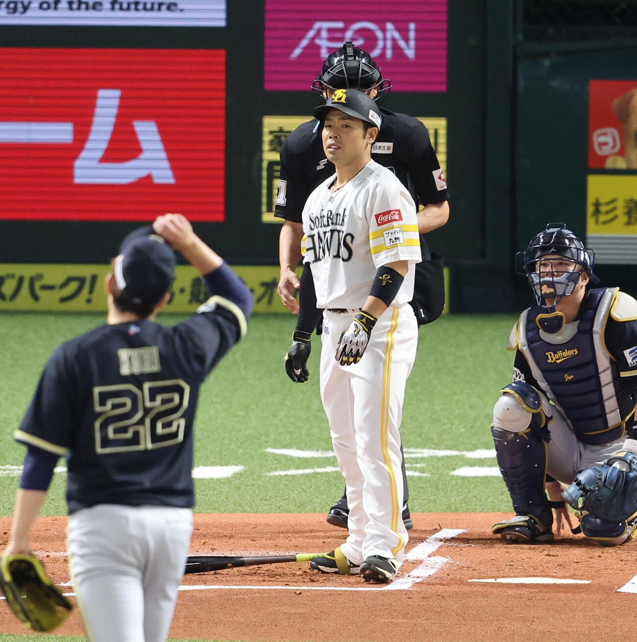ソフトバンク対オリックス　1回裏ソフトバンク1死、近藤は死球を受け一塁へ歩く（撮影・梅根麻紀）