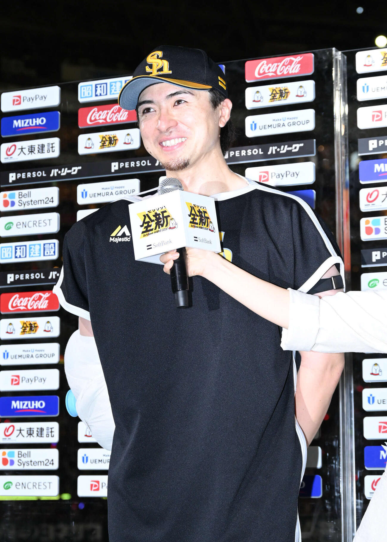 ソフトバンク対オリックス　笑顔でヒーローインタビューに応じる上沢（撮影・林敢治）