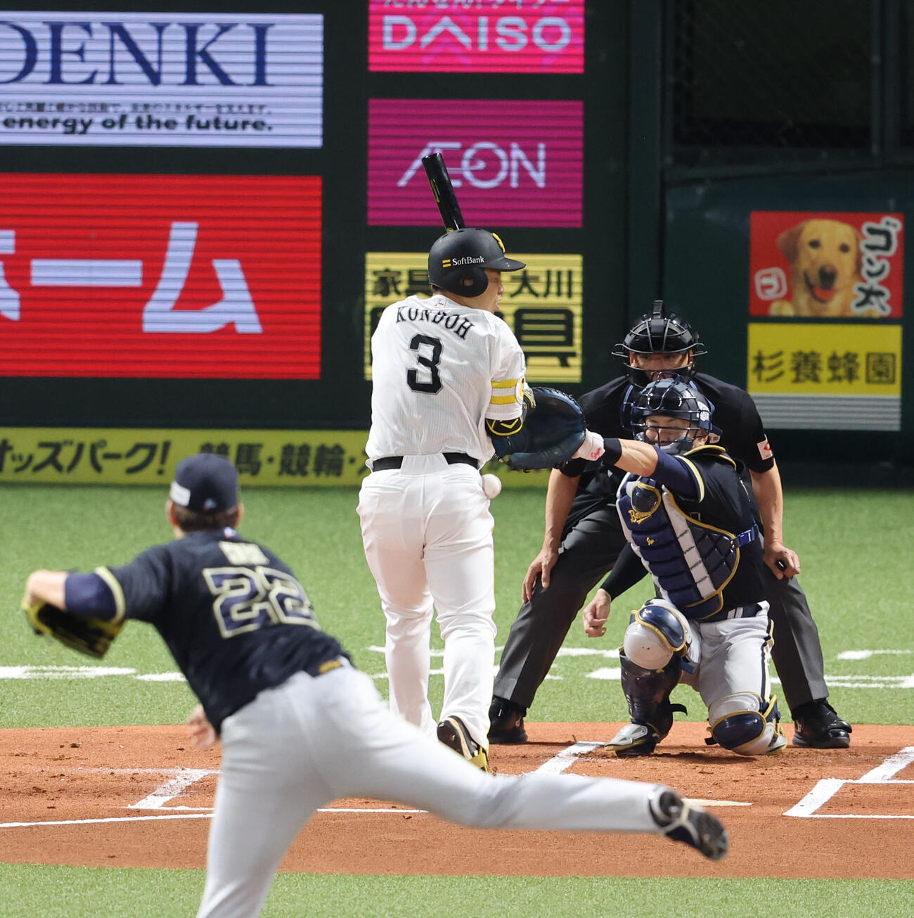 ソフトバンク対オリックス　1回裏ソフトバンク1死、近藤は死球を受け一塁へ歩く（撮影・梅根麻紀）