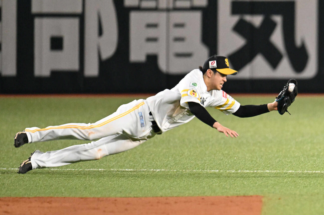 ソフトバンク対オリックス　4回表オリックス無死、打者西川の遊ゴロを好捕する川瀬（撮影・林敢治）