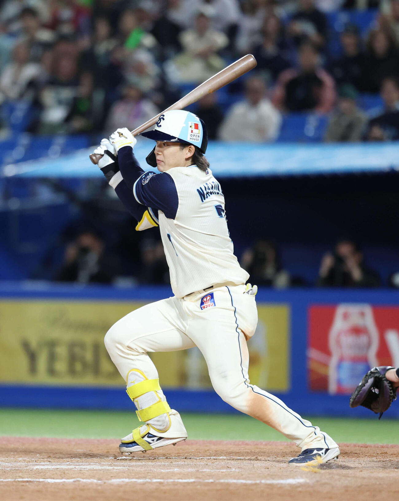 ヤクルト対巨人　9回裏ヤクルト1死三塁、サヨナラの安打を放つ長岡（撮影・増田悦実）