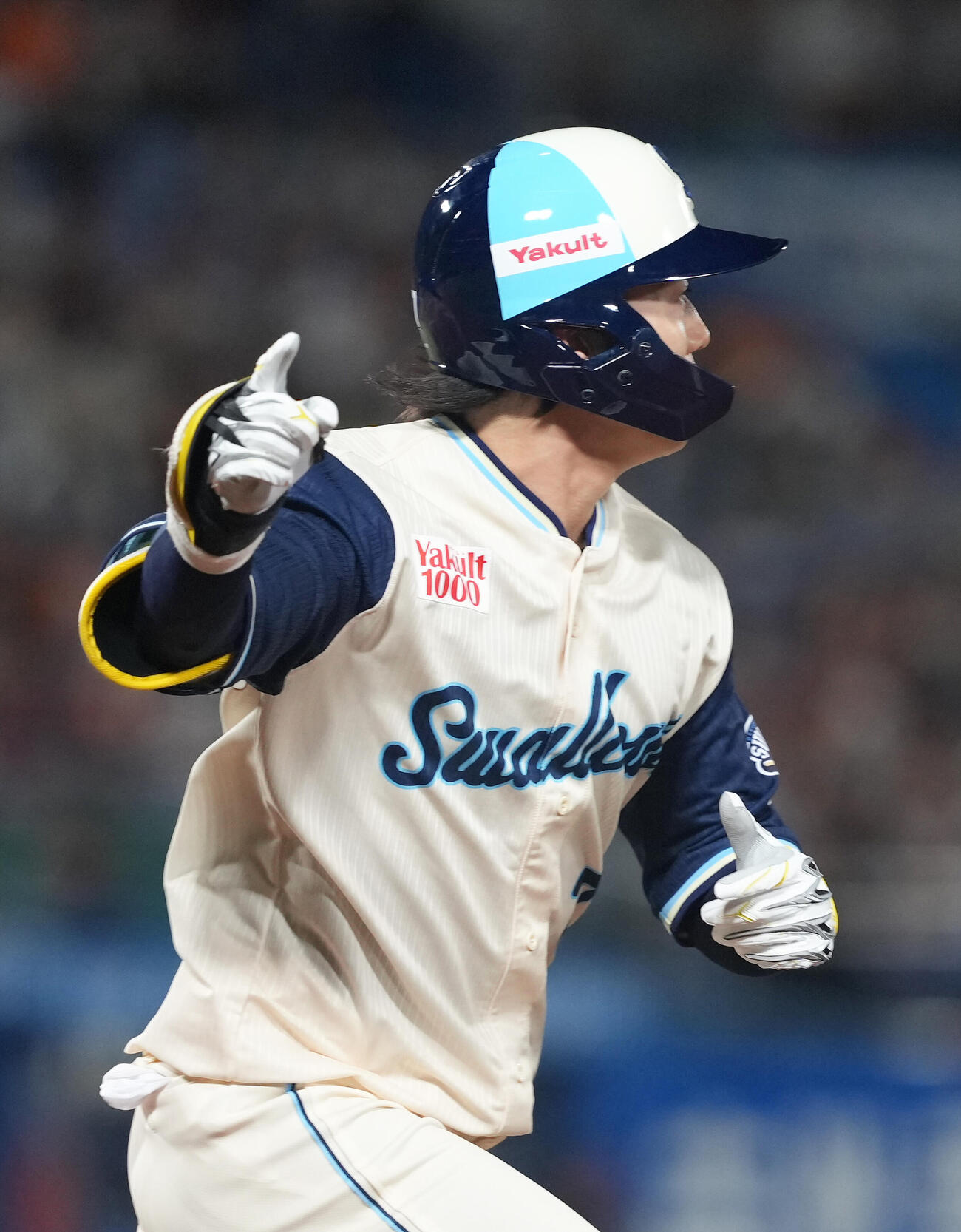 ヤクルト対巨人　9回裏ヤクルト1死三塁、長岡（右から2人目）はサヨナラ打を放つ（撮影・足立雅史）