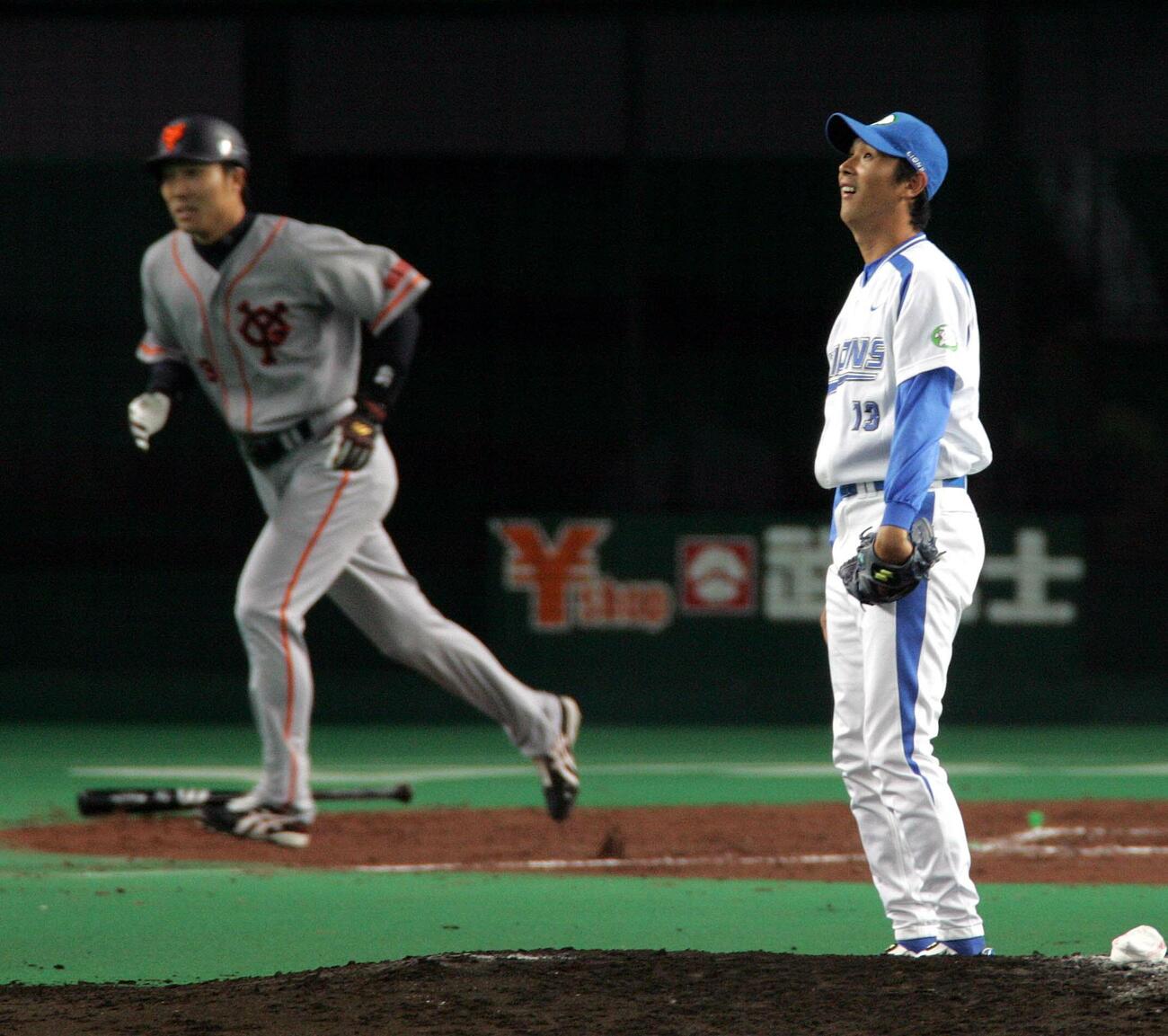 西口文也（手前）は清水隆行に右越え本塁打を許し、無安打無得点試合の達成を阻止されてしまう（05年5月13日撮影）