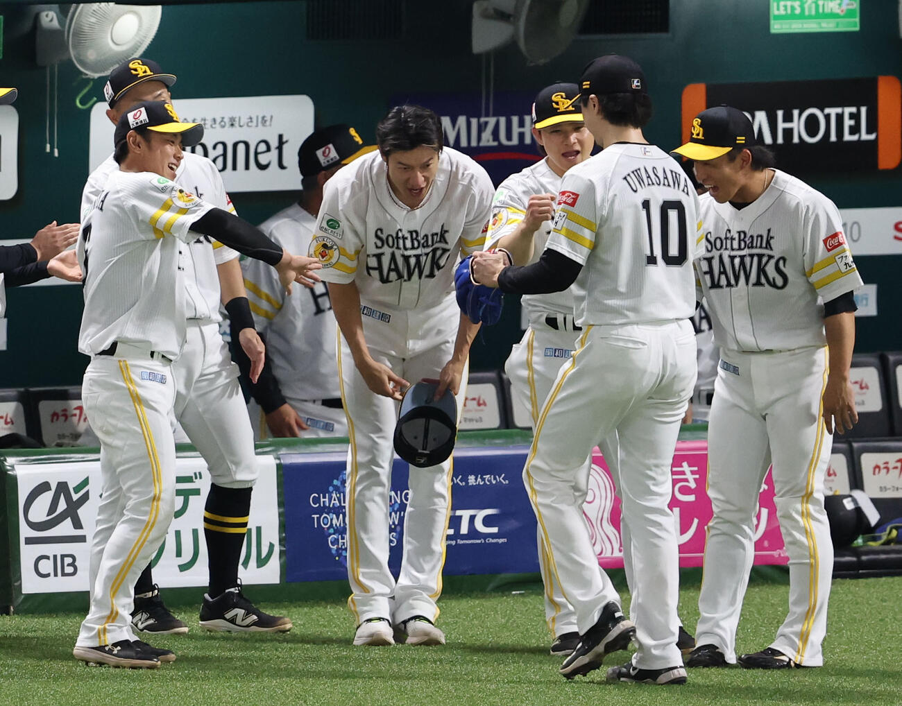 ソフトバンク対オリックス　9回途中、降板した上沢を出迎えるナイン（撮影・梅根麻紀）