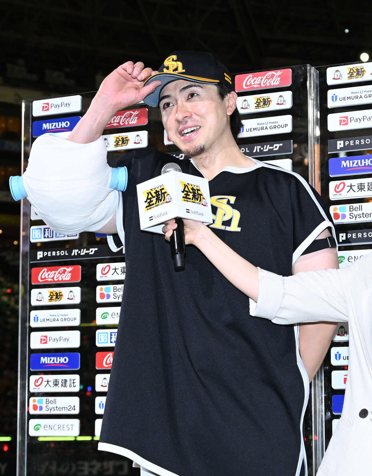 ソフトバンク対オリックス　笑顔でヒーローインタビューに応じる上沢（撮影・林敢治）