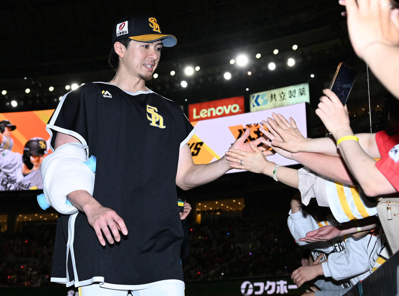 ソフトバンク対オリックス　ファンとタッチを交わす上沢（撮影・林敢治）