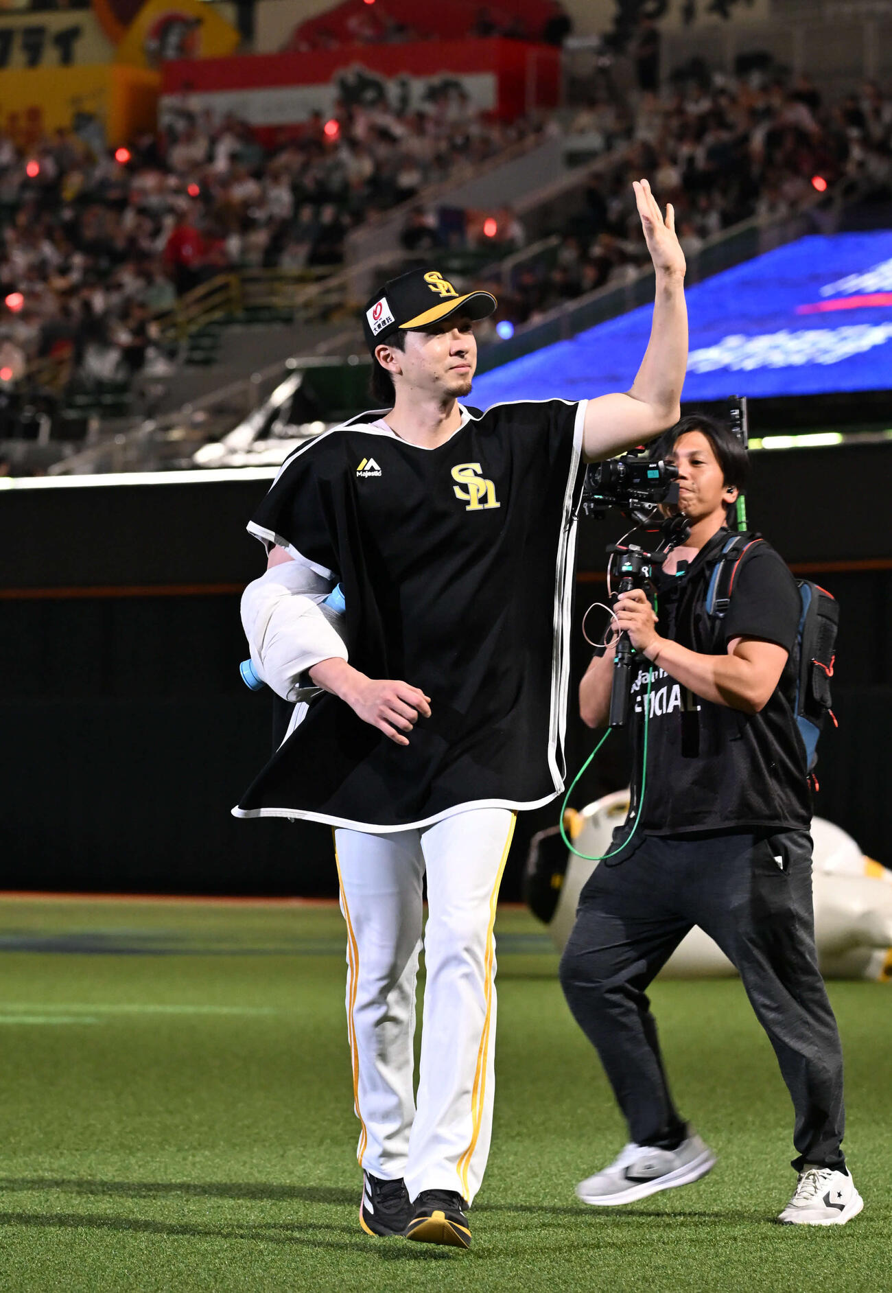 ソフトバンク対オリックス　ファンの声援に応える上沢（撮影・林敢治）
