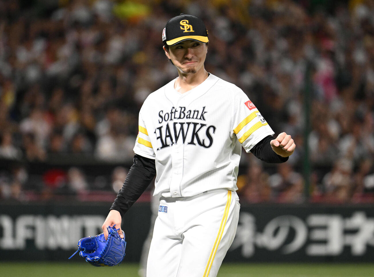 ソフトバンク対オリックス　9回表オリックス1死一塁、笑顔で降板する上沢（撮影・林敢治）