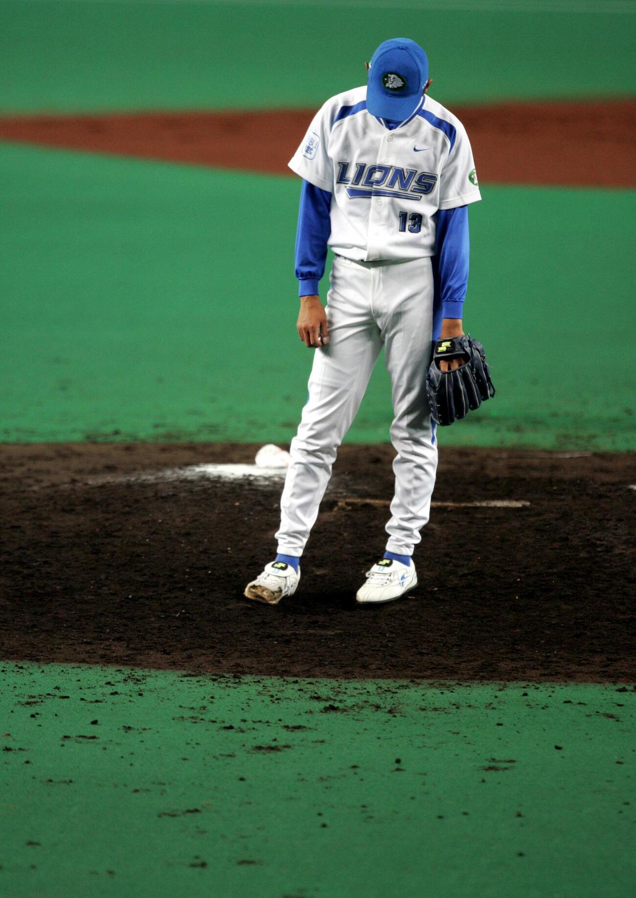 交流戦・巨人戦の9回表2死、清水に右越え本塁打を浴びてノーヒットノーランを逃してガックリする西武西口文也（2005年5月）
