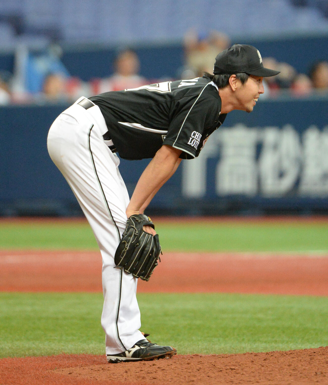 オリックス対ロッテ　9回裏オリックス2死、ノーヒットノーランを続けていた古谷拓哉は坂口に三塁打を浴び苦笑い（2013年6月撮影）
