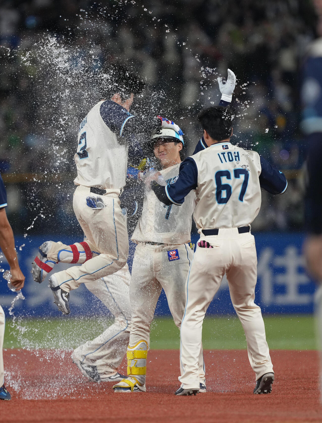 ヤクルト対巨人　9回裏ヤクルト1死三塁、長岡（中央）はサヨナラ打を放ち祝福される（撮影・足立雅史）