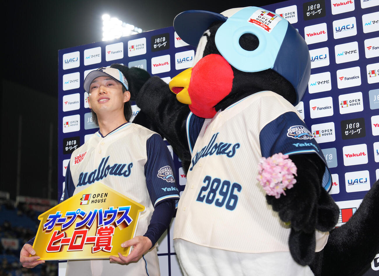 ヤクルト対巨人　お立ち台でつば九郎に頭をなでられるヤクルト長岡（撮影・足立雅史）