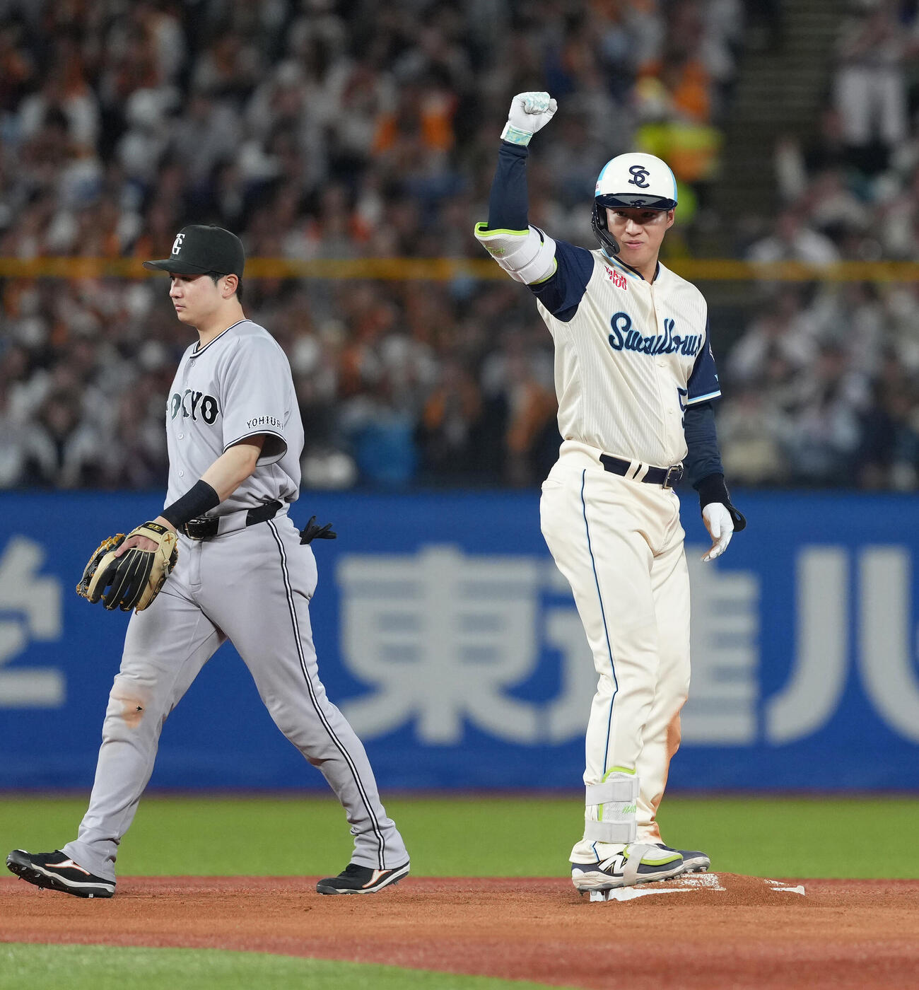 ヤクルト対巨人　9回裏ヤクルト無死、田中は二塁打を放ちガッツポーズ（撮影・足立雅史）