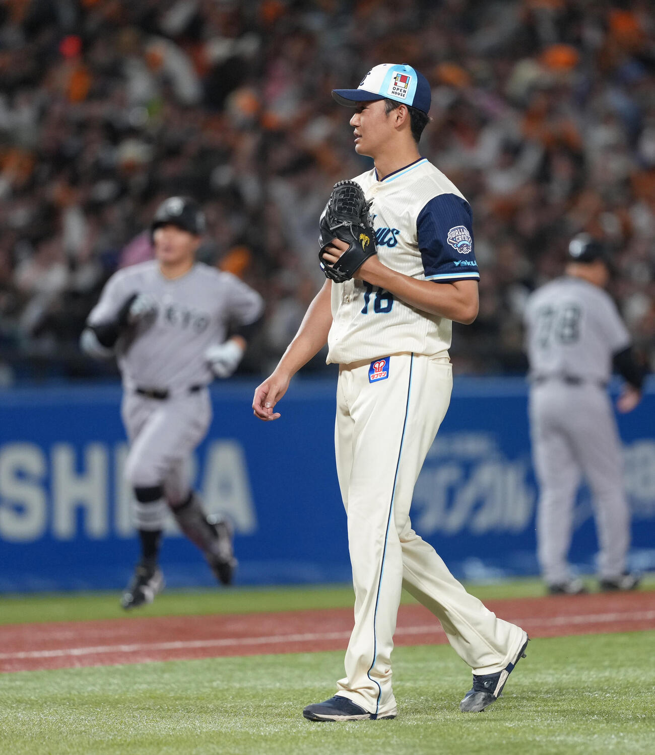 ヤクルト対巨人　3回表巨人2死、佐々木（後方）に先制本塁打を浴びた奥川（撮影・足立雅史）