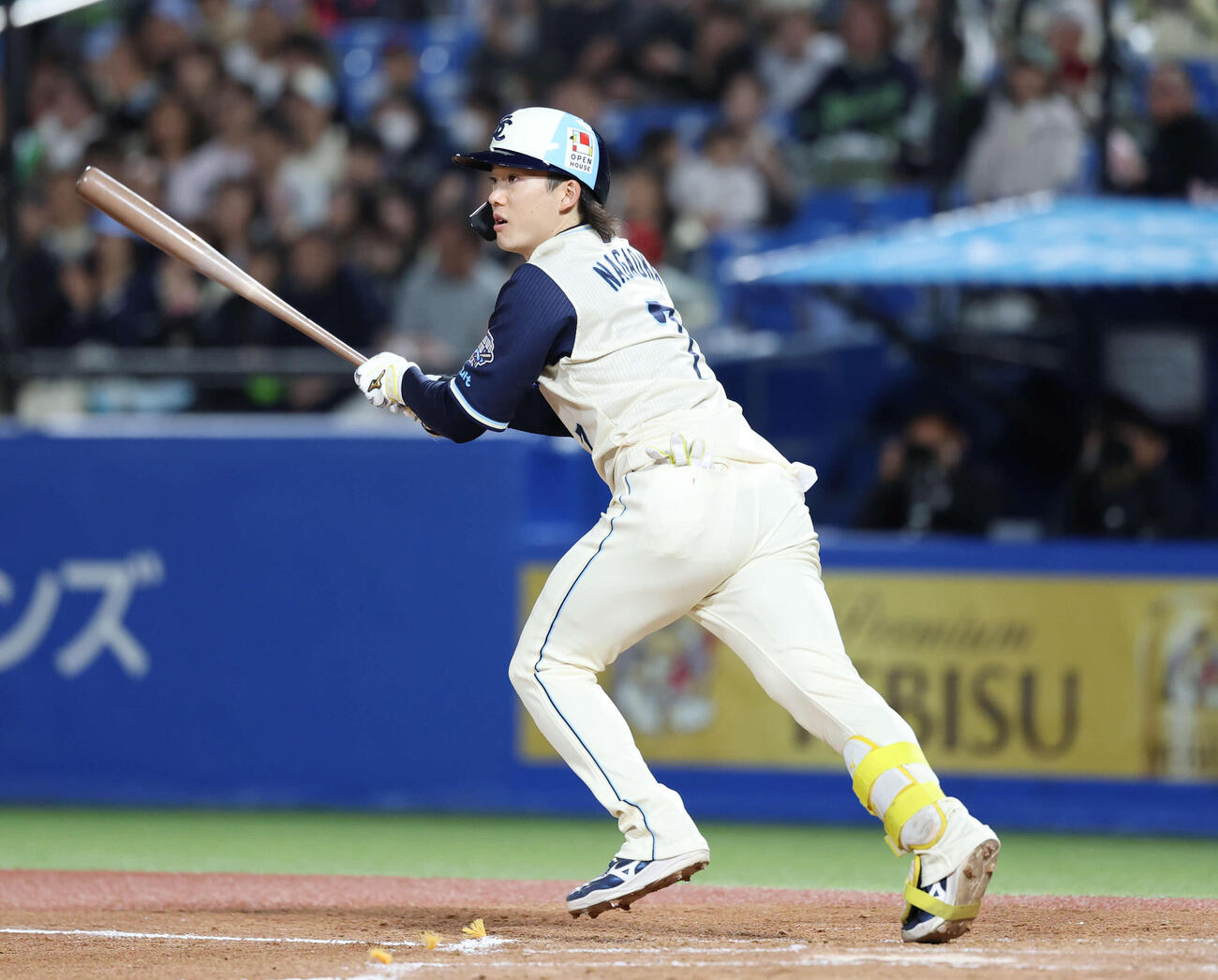 ヤクルト対巨人　3回裏ヤクルト1死、安打を放つ長岡（撮影・増田悦実）