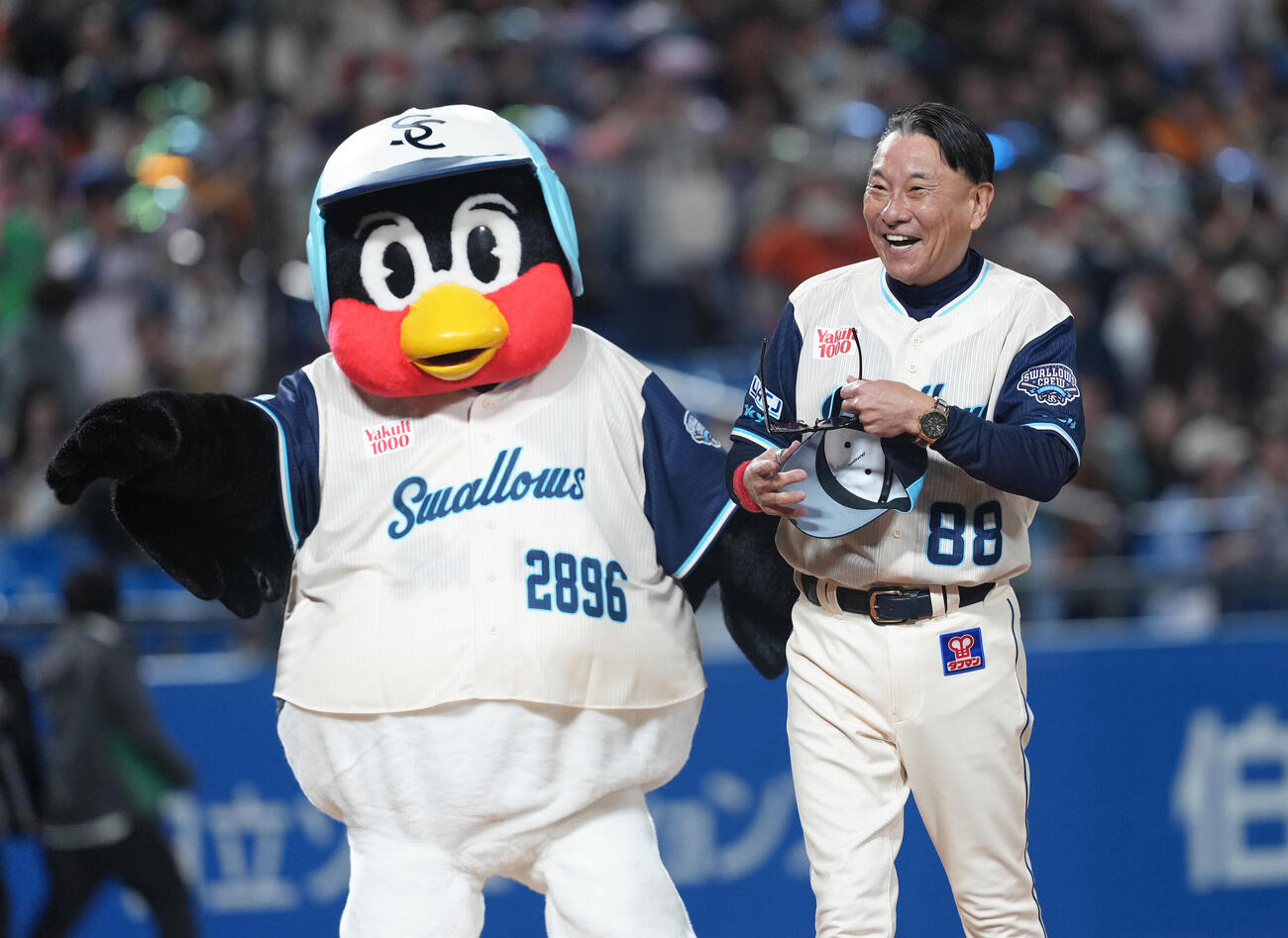 ヤクルト対巨人　サヨナラ勝ちしファンの声援に応えるヤクルト池山監督とつば九郎（撮影・足立雅史）