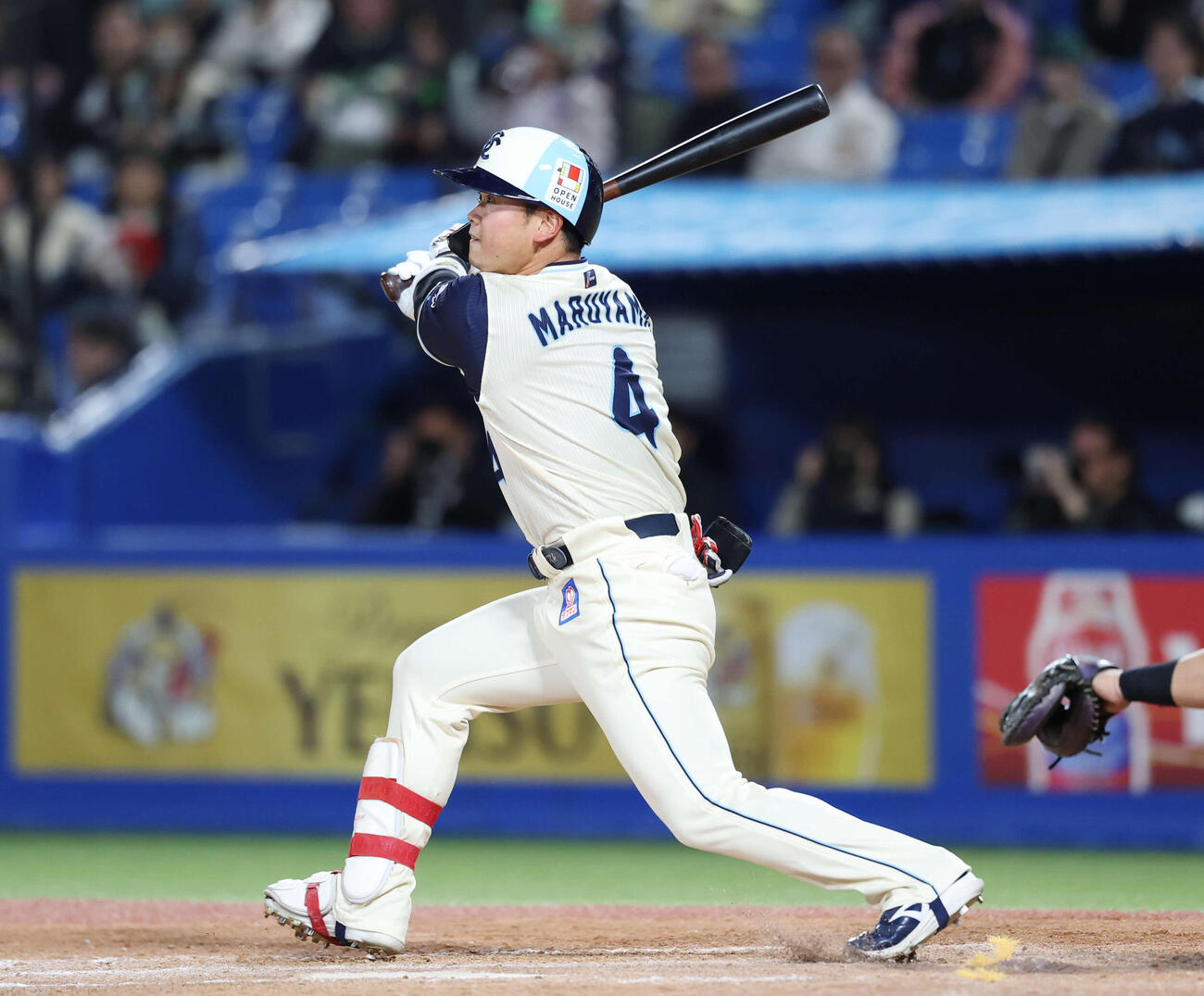 ヤクルト対巨人　9回裏ヤクルト無死二塁、適時二塁打を放つ丸山（撮影・増田悦実）