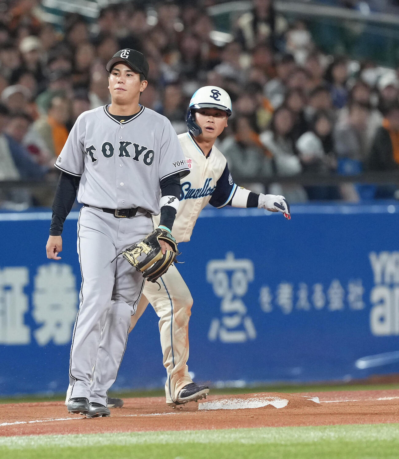 ヤクルト対巨人　9回裏ヤクルト1死二塁、丸山和（右）は三塁盗塁に成功する（撮影・足立雅史）