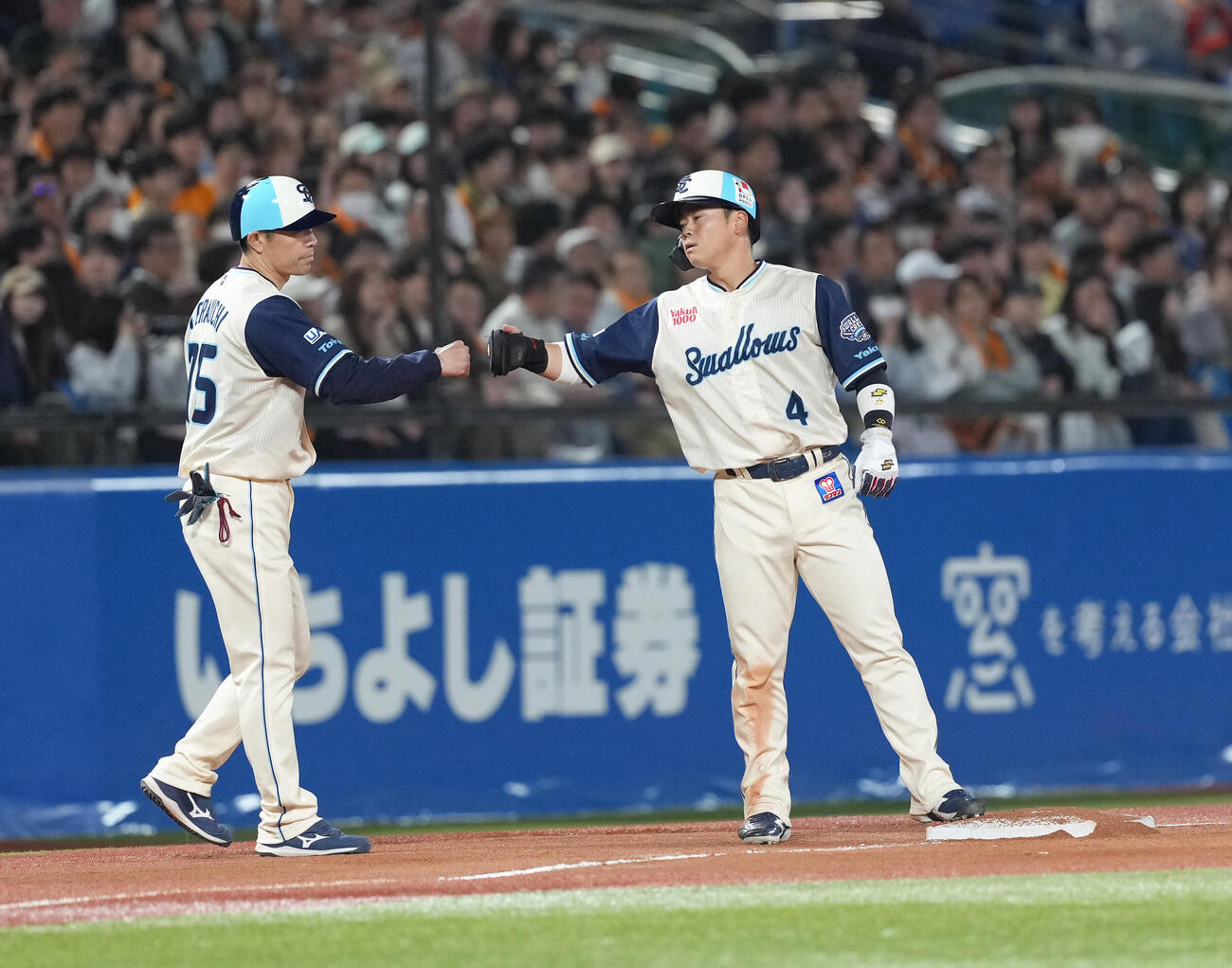 ヤクルト対巨人　9回裏ヤクルト1死二塁、丸山和（右）は三塁盗塁に成功する（撮影・足立雅史）