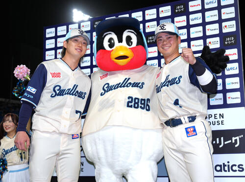 【ヤクルト】丸山和郁がつば九郎と笑顔で”小競り合い”　長岡秀樹に「もうちょっと…」愛のいじり