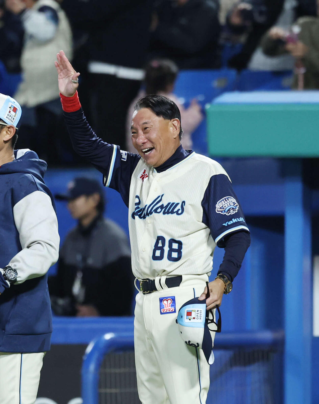 ヤクルト対巨人　9回裏ヤクルト1死三塁、サヨナラ勝ちし満面の笑みで選手を出迎えるヤクルト池山監督（撮影・増田悦実）