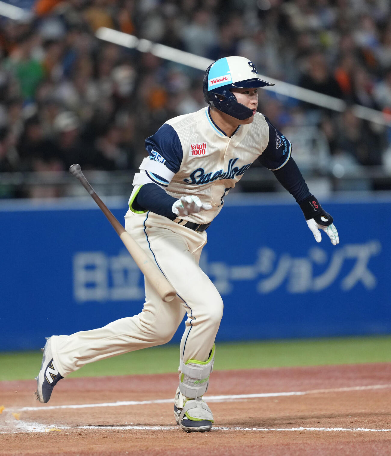 ヤクルト対巨人　9回裏ヤクルト無死、田中は二塁打を放つ（撮影・足立雅史）