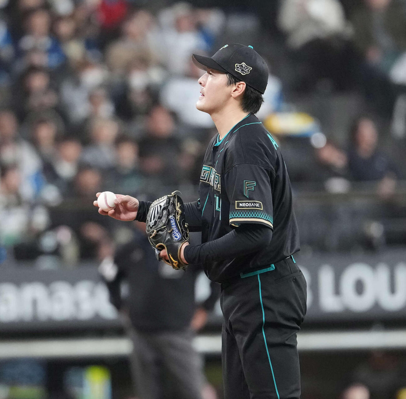 2026年4月12日　日本ハム対ソフトバンク　5回に失点し浮かない表情の日本ハム有原航平